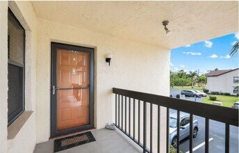 9270 Lake Park Dr in Ft. Myers, FL - Foto de edificio - Building Photo