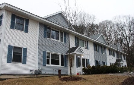 83 River Rd in Essex Junction, VT - Foto de edificio