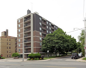 490 Eglinton Avenue East in Toronto, ON - Building Photo - Building Photo