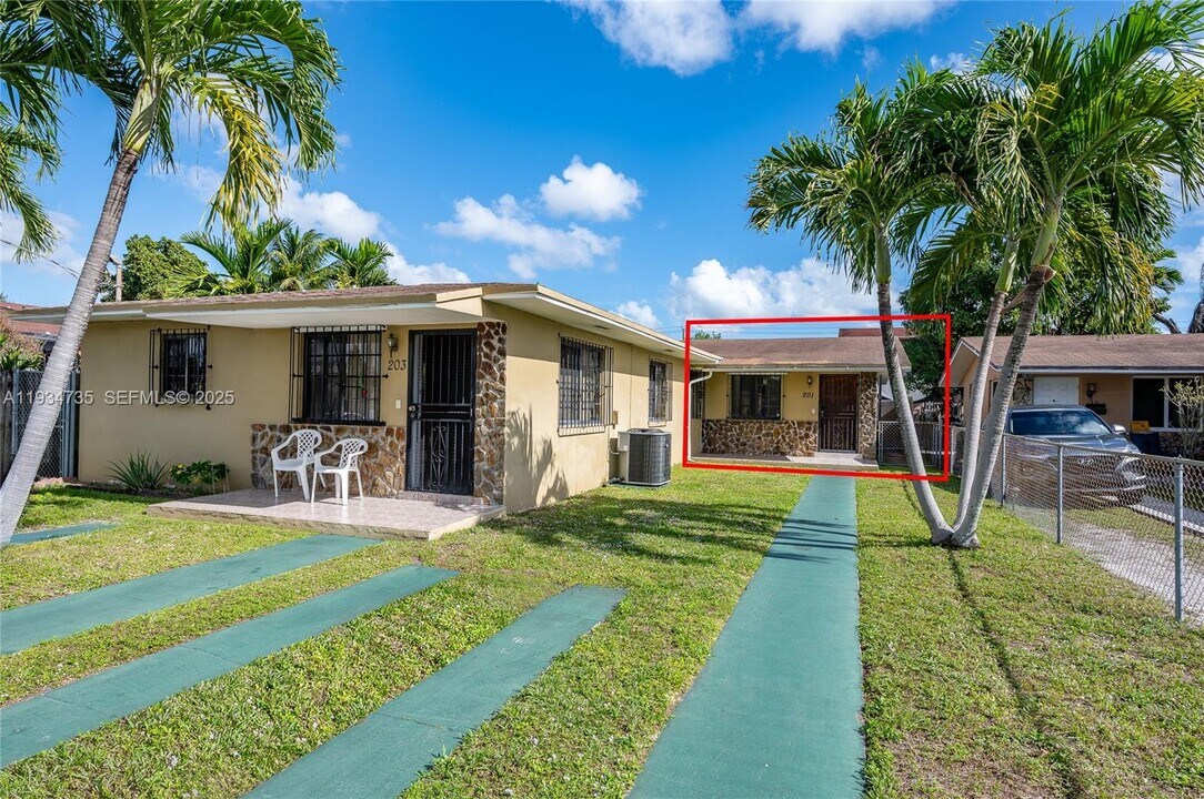201 NW 34th Ave in Miami, FL - Foto de edificio