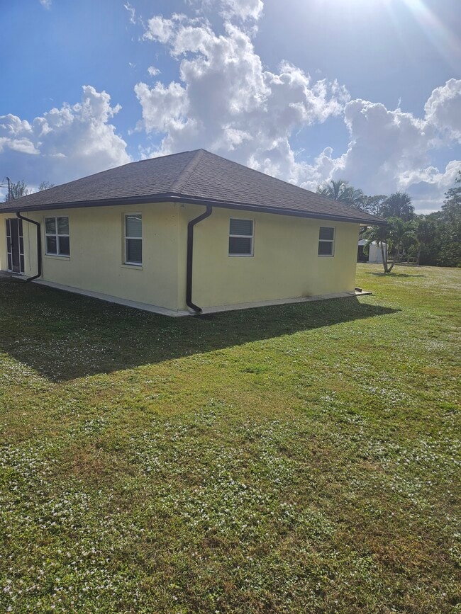 10065 Illinois St in Bonita Springs, FL - Foto de edificio - Building Photo