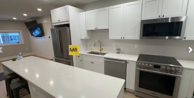 741 Broadway, Unit 1 in Somerville, MA - Foto de edificio - Building Photo
