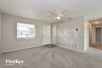 910 Clayton Dr in Deltona, FL - Foto de edificio - Building Photo