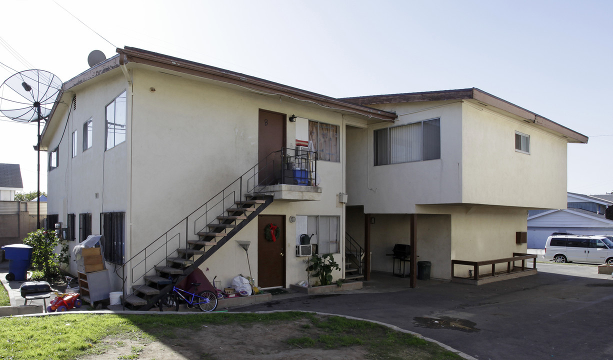 620 N Ward St in La Habra, CA - Foto de edificio