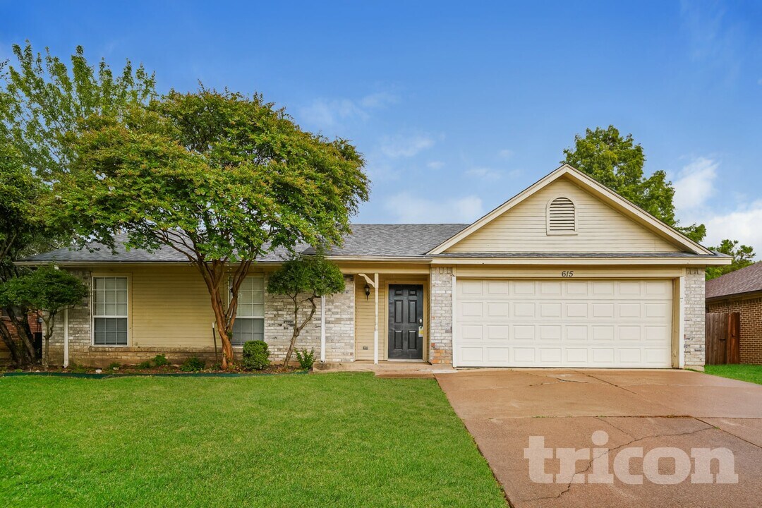 615 Sherman Dr in Mansfield, TX - Building Photo