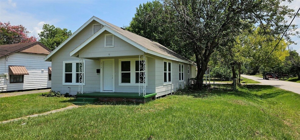 215 San Jacinto St in Highlands, TX - Building Photo