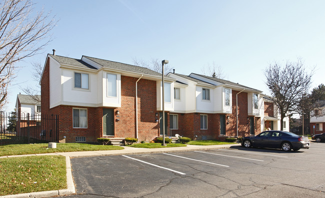 Town Center Apartments in Highland Park, MI - Foto de edificio - Building Photo