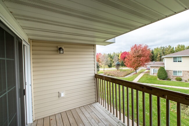 Charlotte Court Apartments in Antigo, WI - Foto de edificio - Building Photo