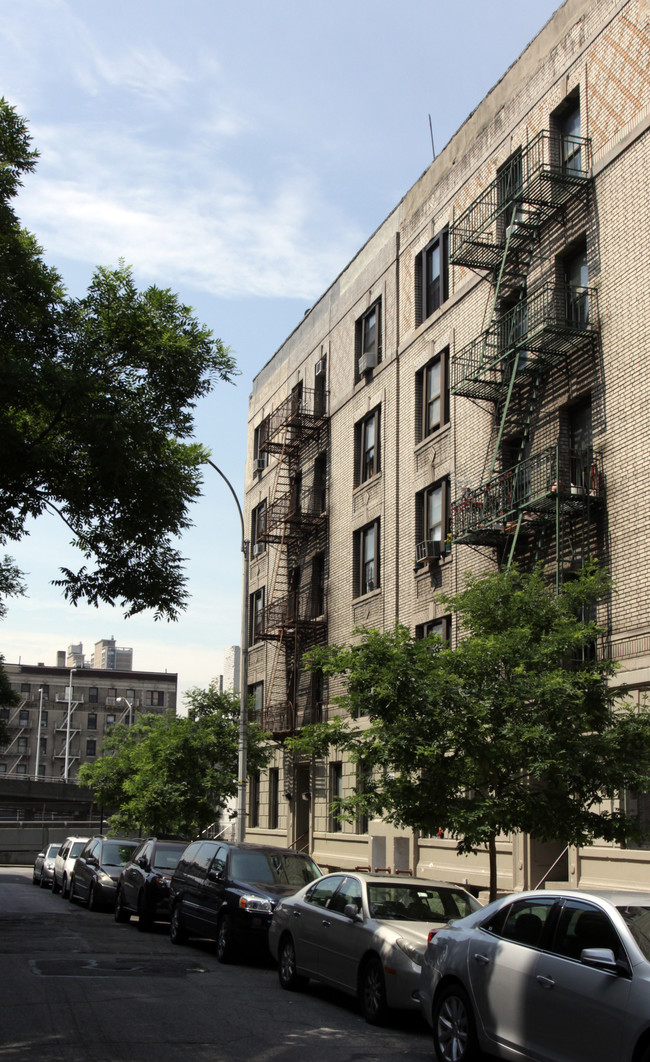 44 Pinehurst Avenue in New York, NY - Building Photo - Building Photo