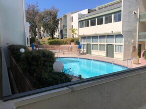 4060 Huerfano Ave in San Diego, CA - Foto de edificio - Building Photo