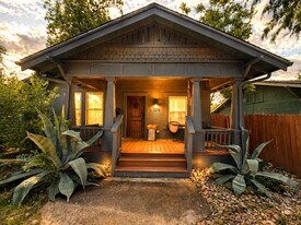 326 Queen Anne Ct in San Antonio, TX - Building Photo