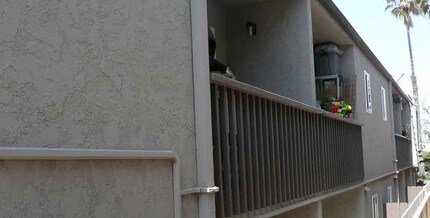 5069 Saratoga Ave in San Diego, CA - Foto de edificio - Building Photo