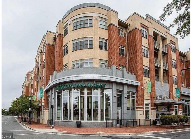 309 Holland Ln in Alexandria, VA - Foto de edificio - Building Photo