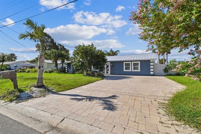 8708 Thornwood Ln in Tampa, FL - Building Photo - Building Photo