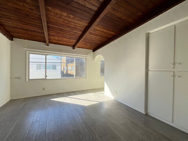 1424 Ocean Ave-Unit -B in Seal Beach, CA - Building Photo - Building Photo