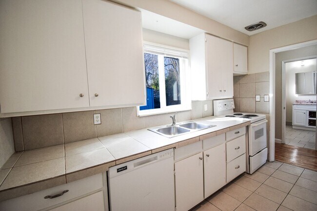 2121 N Kilpatrick St in Portland, OR - Building Photo - Building Photo