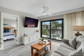 600 Neapolitan Way in Naples, FL - Foto de edificio - Building Photo