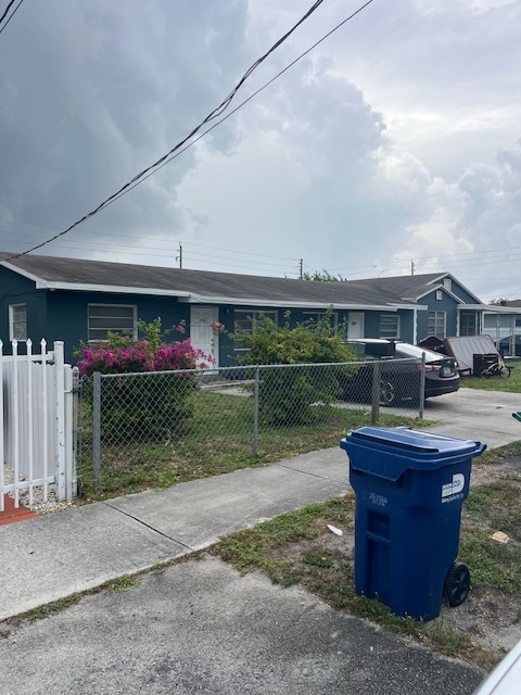 2370 NW 80th St in Miami, FL - Foto de edificio - Building Photo