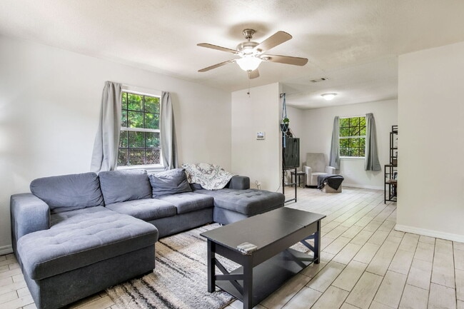 1261 Basin St in Pensacola, FL - Building Photo - Building Photo