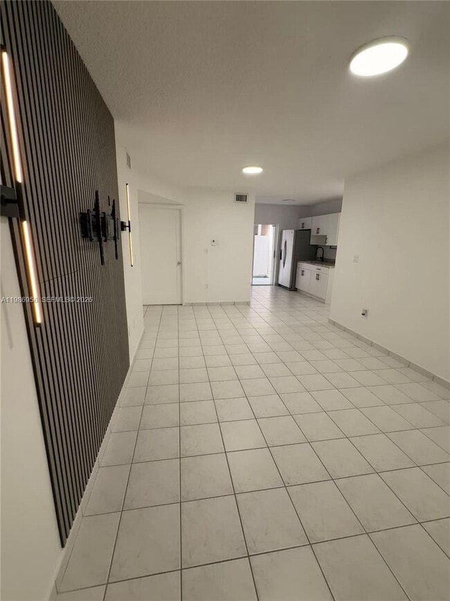 3262 W 70th St, Unit 101 in Hialeah, FL - Foto de edificio - Building Photo