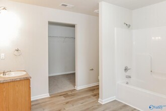 215 Farmington Dr in Harvest, AL - Building Photo - Building Photo