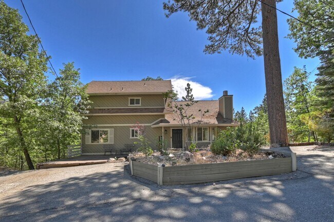 695 Sutter Ln in Lake Arrowhead, CA - Building Photo - Building Photo