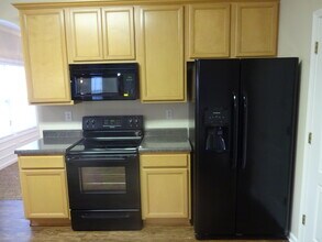 1054 Falls Brooke Dr in Conyers, GA - Building Photo - Building Photo