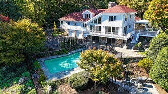 21 Harkim Rd in Greenwich, CT - Building Photo