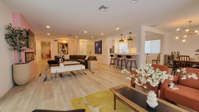 901 W Vía Livorno in Palm Springs, CA - Building Photo - Building Photo