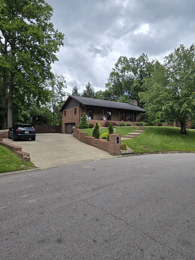 6 Brighton Way in Huntington, WV - Building Photo - Building Photo