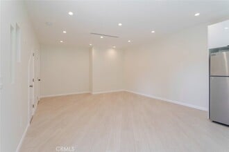 10787 Las Lunitas Ave in Los Angeles, CA - Foto de edificio - Building Photo