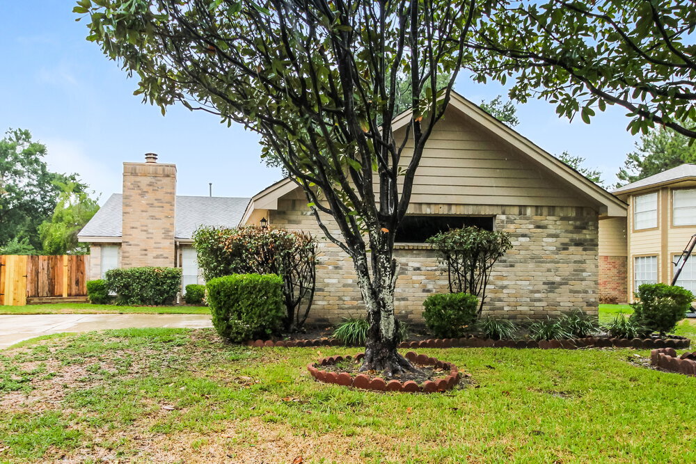 8615 Pine Falls Dr in Houston, TX - Building Photo