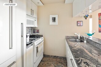 415 E 37th St in New York, NY - Building Photo - Building Photo