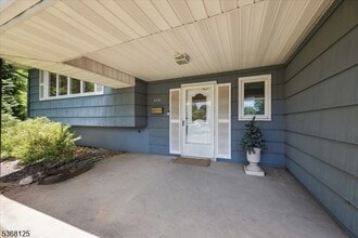 2291 Old Farm Rd in Scotch Plains, NJ - Building Photo - Building Photo