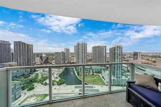 31 SE 5th St, Unit 3819 in Miami, FL - Building Photo - Building Photo