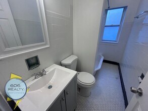 2000 W Jarvis Ave in Chicago, IL - Building Photo - Building Photo