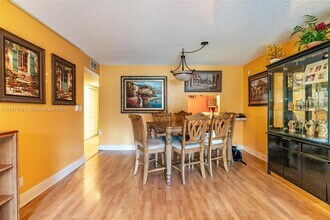 7020 Nova Dr in Davie, FL - Foto de edificio - Building Photo
