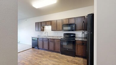 Falcon & Mallard Heights in Dickinson, ND - Foto de edificio - Building Photo