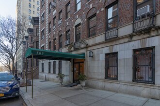 305 W 104th St in New York, NY - Building Photo - Building Photo