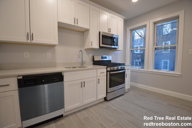48 Green St, Unit 2 in Boston, MA - Foto de edificio - Building Photo