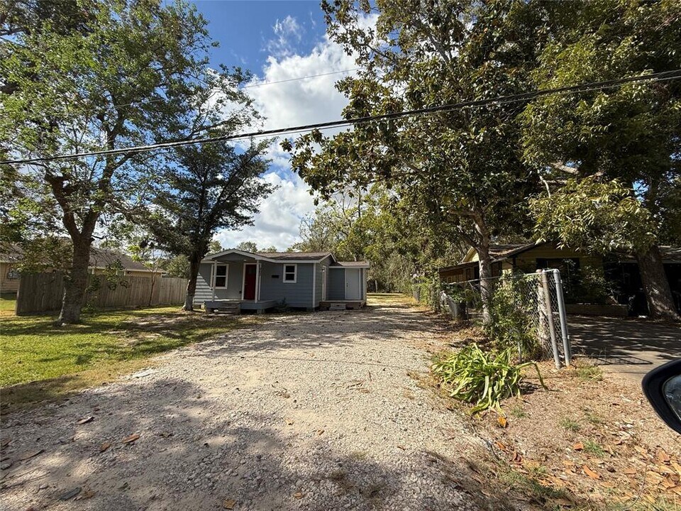 203 N 9th St in Alvin, TX - Building Photo