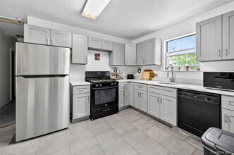 10 Park Manor Ct in Glen Cove, NY - Building Photo - Building Photo