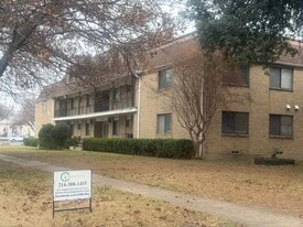 Hilton Arms in Dallas, TX - Building Photo