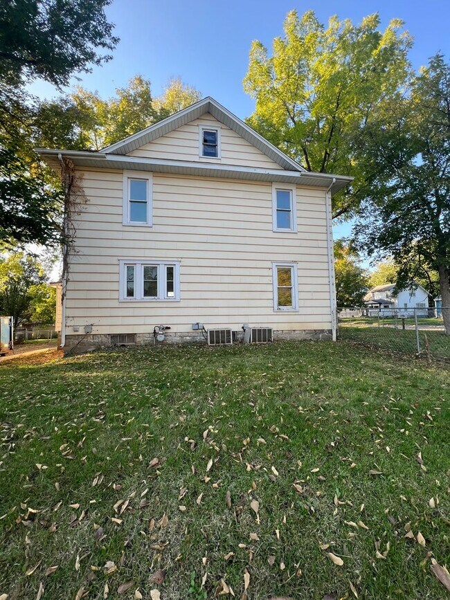 1203 Englewood Ave in Waterloo, IA - Building Photo - Building Photo