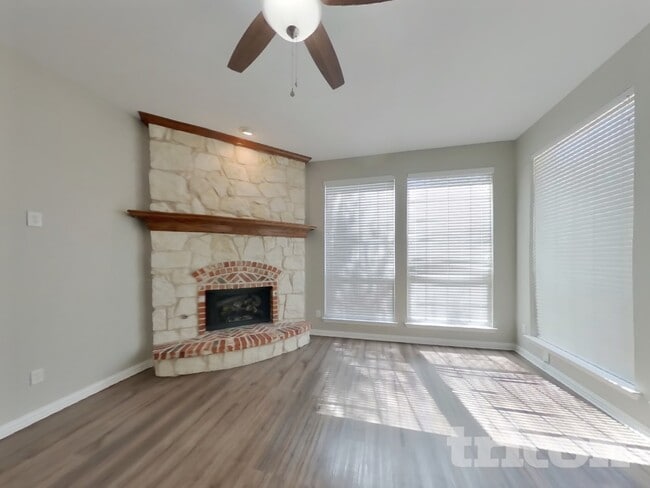 114 Cole St in Forney, TX - Foto de edificio - Building Photo