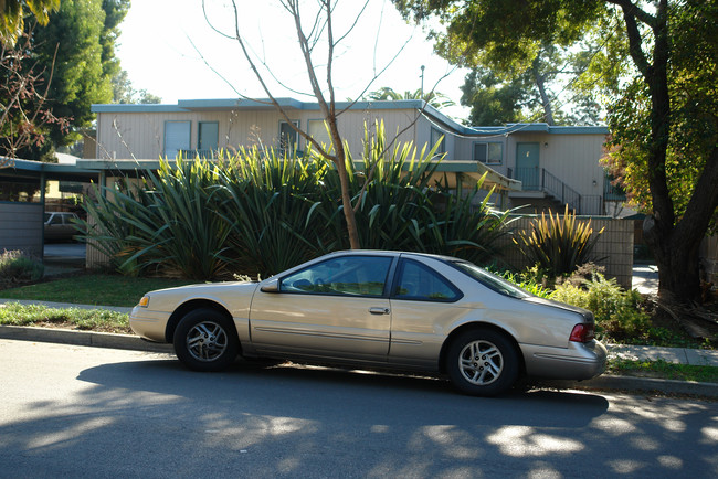 1575 Villa St in Mountain View, CA - Foto de edificio - Building Photo