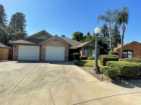 605 E Babcock Ave in Visalia, CA - Building Photo