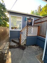 1035 1/2 16th St NE in Salem, OR - Building Photo