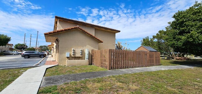 17362 NW 74th Ave in Hialeah, FL - Foto de edificio - Building Photo