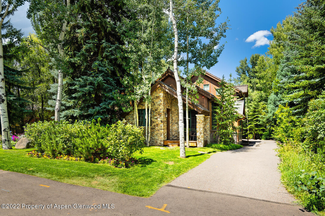 1350 Sierra Vista Dr in Aspen, CO - Building Photo